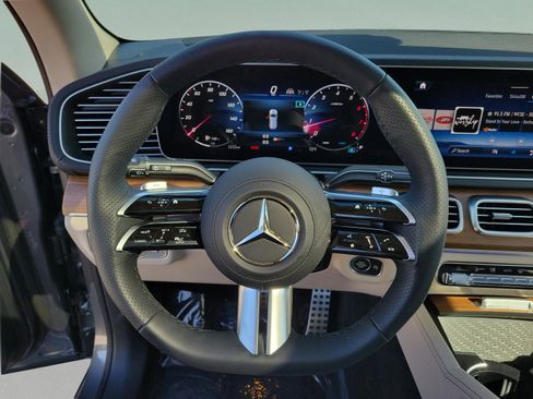 Certified 2025 Mercedes-Benz GLS 450 4MATIC image 18
