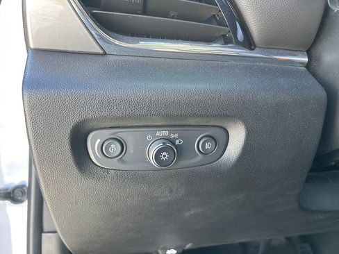 Used 2018 Chevrolet Traverse LT image 15