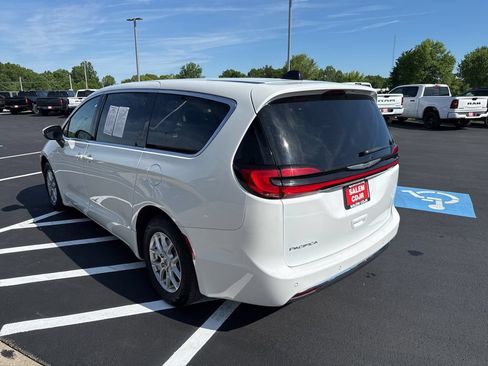 Used 2023 Chrysler Pacifica Touring-L FWD image 6