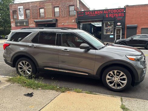 Used 2022 Ford Explorer XLT w/ Equipment Group 202A AWD/4WD image 8