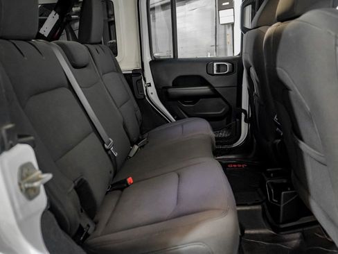 Used 2018 Jeep Wrangler Unlimited Sahara image 33