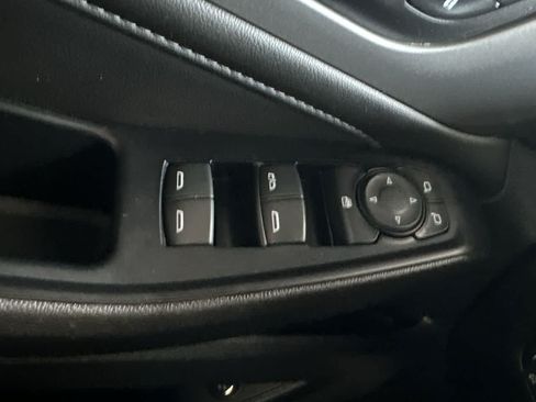 Used 2023 Chevrolet Traverse LT FWD image 17
