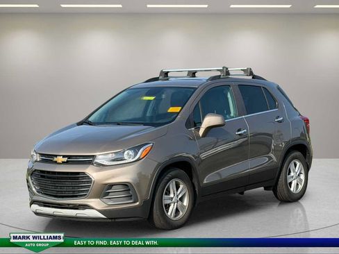 Used 2020 Chevrolet Trax LT w/ Sun & Sound Package FWD image 2