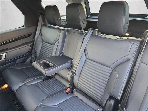 Used 2022 Land Rover Discovery S image 14