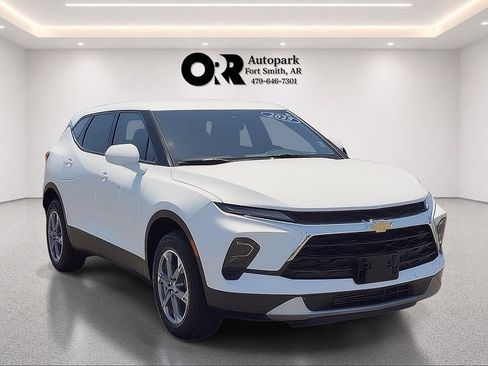 Used 2025 Chevrolet Blazer LT FWD image 1