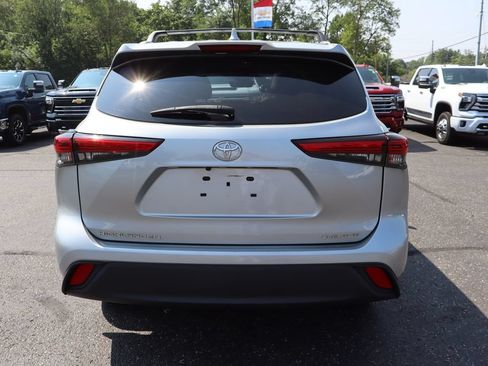 Used 2022 Toyota Highlander XLE AWD/4WD image 40
