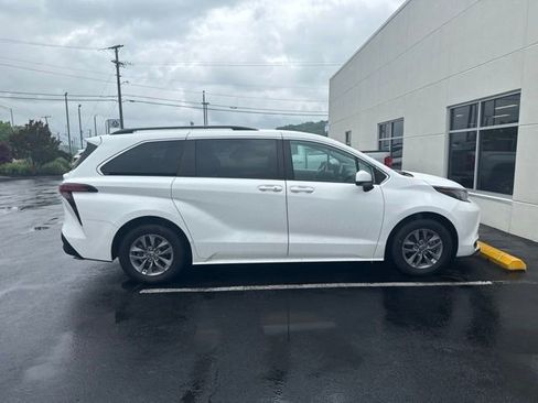 Used 2022 Toyota Sienna LE FWD image 4