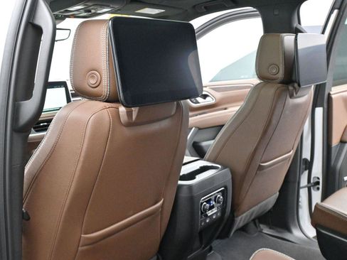 Used 2024 Chevrolet Suburban High Country w/ Advanced Technology Package image 34