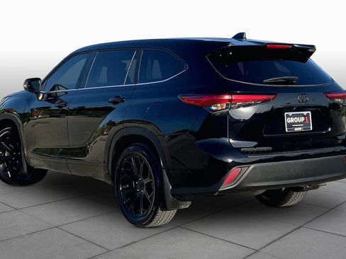 Used 2023 Toyota Highlander LE FWD image 12