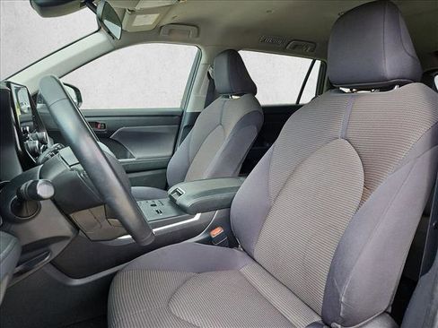 Used 2023 Toyota Highlander LE image 16