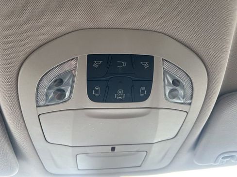 Used 2024 Chrysler Pacifica Touring-L image 15