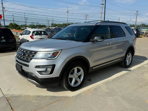 Used 2017 Ford Explorer XLT AWD/4WD image 6
