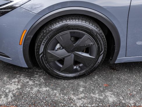 Used 2025 Toyota Prius LE image 12