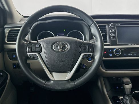 Used 2019 Toyota Highlander XLE image 18