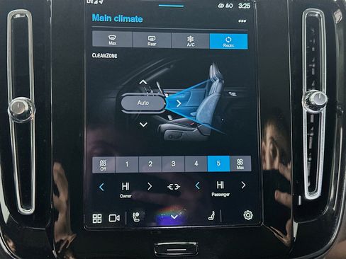 Used 2025 Volvo XC40 B5 Core image 24