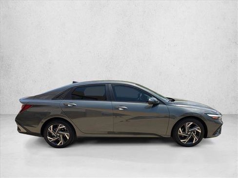 Used 2025 Hyundai Elantra Sport FWD image 4