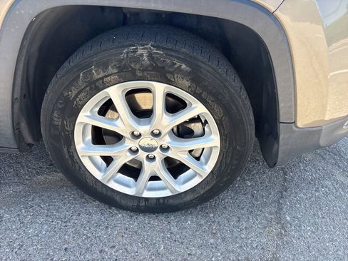 Used 2018 Jeep Cherokee Latitude Plus w/ Trailer Tow Group FWD image 2
