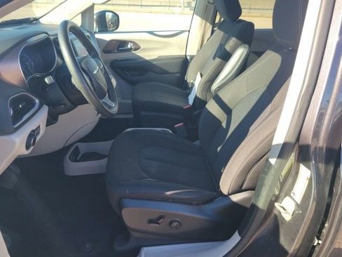 Used 2023 Chrysler Voyager LX image 17