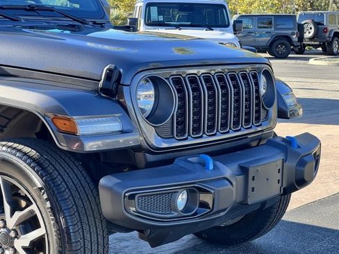 Used 2024 Jeep Wrangler Unlimited image 10