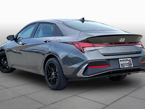 Used 2025 Hyundai Elantra Sport FWD image 11