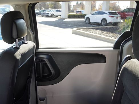 Used 2017 Dodge Grand Caravan SE w/ UConnect Hands-Free Group image 24
