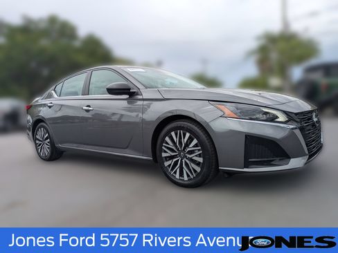 Used 2025 Nissan Altima 2.5 SV FWD image 2