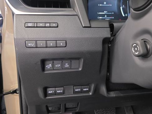 Used 2025 Lexus GX 550 image 23