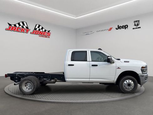 Used 2025 RAM 3500 Tradesman w/ Chrome Appearance Group image 9
