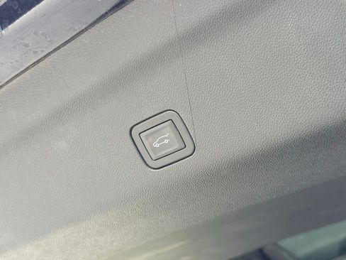 Certified 2025 Cadillac Escalade Premium Luxury Platinum w/ LPO, Floor Liner Package AWD/4WD image 16