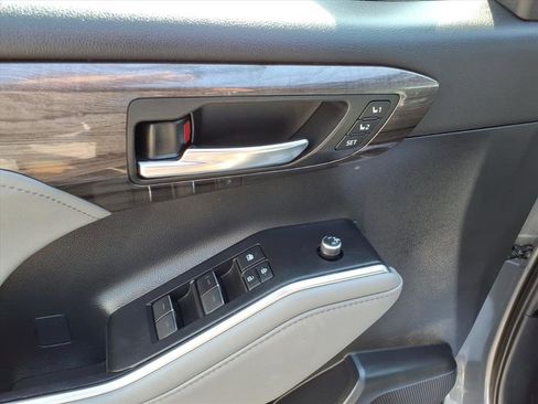 Used 2021 Toyota Highlander Platinum AWD/4WD image 14