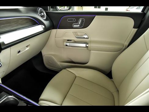New 2025 Mercedes-Benz GLB 250 4MATIC image 22
