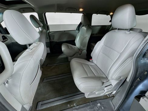 Used 2017 Toyota Sienna XLE image 18