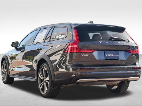 Used 2025 Volvo V60 B5 Cross Country Plus AWD/4WD image 7