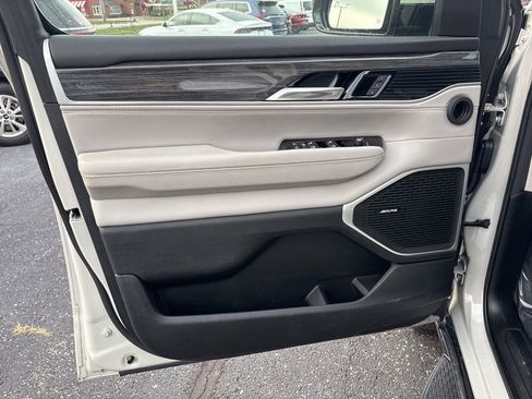 Used 2022 Jeep Wagoneer Series III image 32