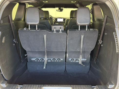 Used 2025 Chrysler Pacifica Select FWD image 8