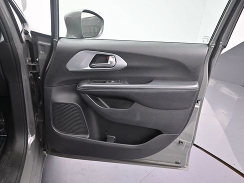 Used 2020 Chrysler Pacifica Touring w/ Advanced Safetytec Group FWD image 18