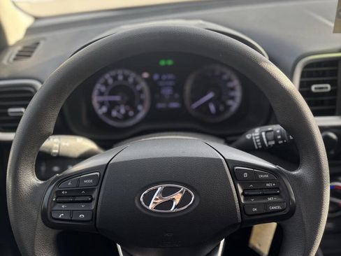 Used 2022 Hyundai Venue SE image 12