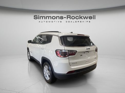 Used 2022 Jeep Compass Latitude w/ Convenience Group AWD/4WD image 3