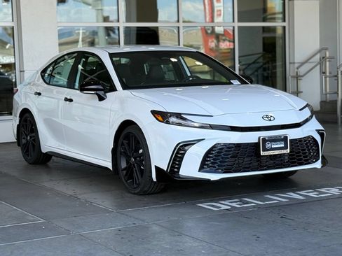 Used 2026 Toyota Camry Hybrid FWD image 6