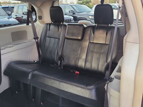 Used 2015 Chrysler Town & Country Touring image 13