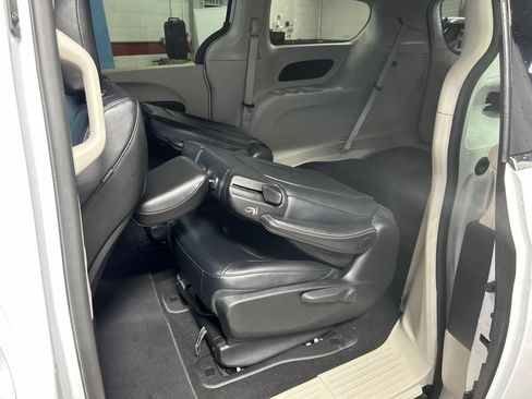 Used 2024 Chrysler Pacifica Limited FWD image 36