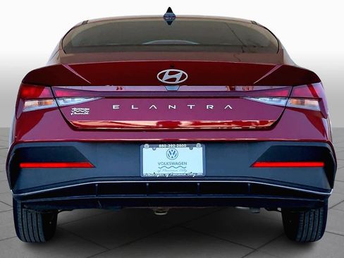 Used 2025 Hyundai Elantra SE image 4