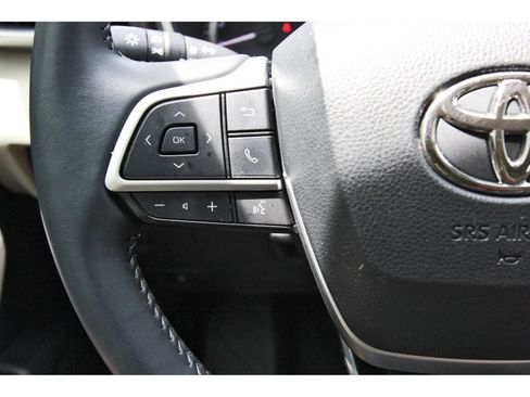 Used 2024 Toyota Highlander XLE FWD image 19