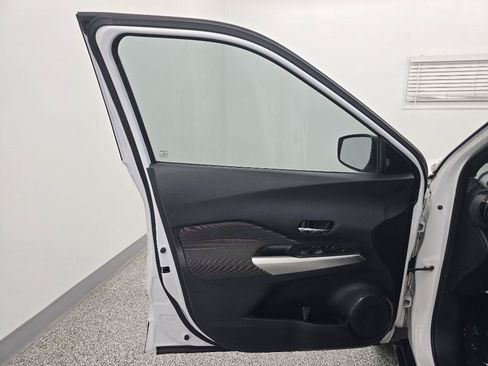 Used 2019 Nissan Kicks SV FWD image 27