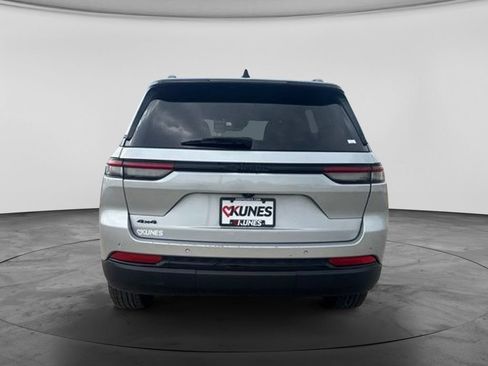 Used 2024 Jeep Grand Cherokee Altitude AWD/4WD image 10