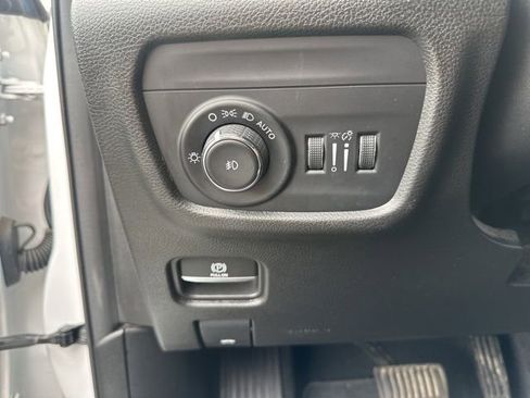 Used 2023 Jeep Grand Cherokee Limited image 13