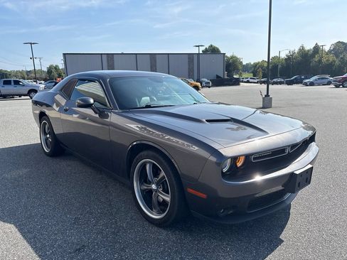 Used 2019 Dodge Challenger SXT w/ Plus Package RWD image 9