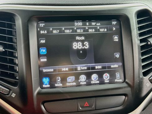 Used 2016 Jeep Cherokee Trailhawk w/ Comfort/Convenience Group AWD/4WD image 18