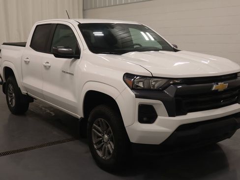 Used 2023 Chevrolet Colorado LT w/ LT Convenience Package II AWD/4WD image 2