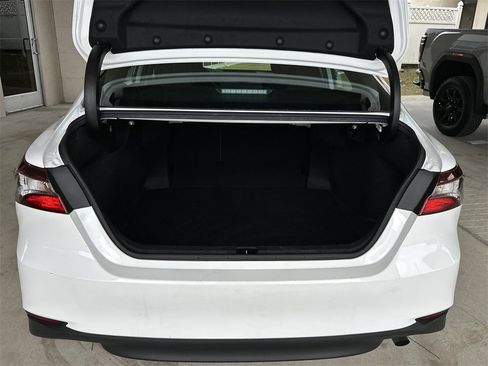 Used 2022 Toyota Camry LE image 30